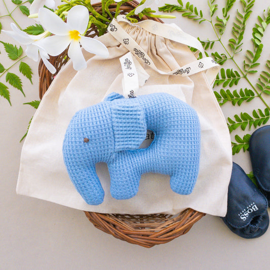 Made with 100% waffle cotton and 200% love, the Eli rattle provides a source of stimulation. The child will follow the sound of the rattle and follow the path with their eyes, as well as give them a sense of discovery as they try to grab and hold the rattle.  Perfectly sized for little hands, the softest companion they will find.