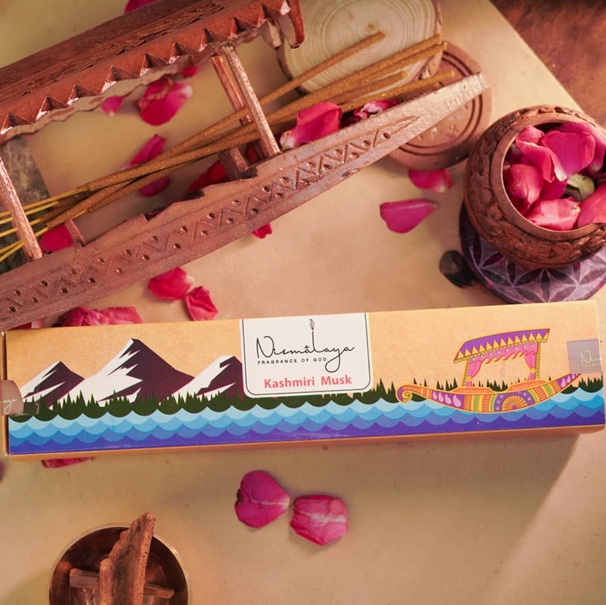 Zone out from the chaos of every day with the soothing aroma of Kashmiri Musk incense sticks that are made from recycled flowers and dipped in pure essential oils so that you can be a step closer to nature.